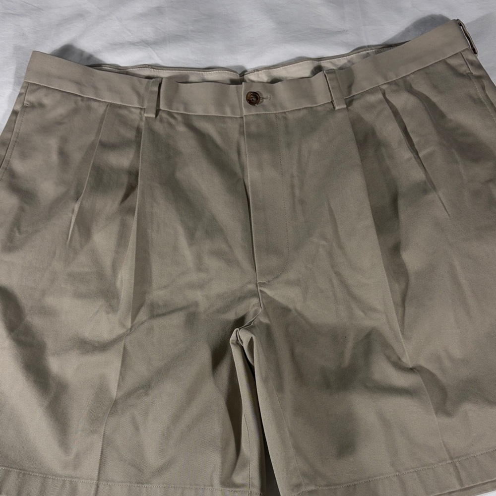 Brooks Brothers mens khaki Advantage Chino double pleated 8" shorts - size 42
